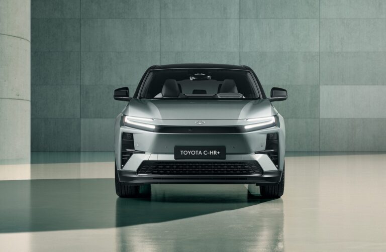 Πότε έρχεται Ελλάδα το νέο Toyota C-HR+ – Έχει πορτμπαγκάζ 416 lt