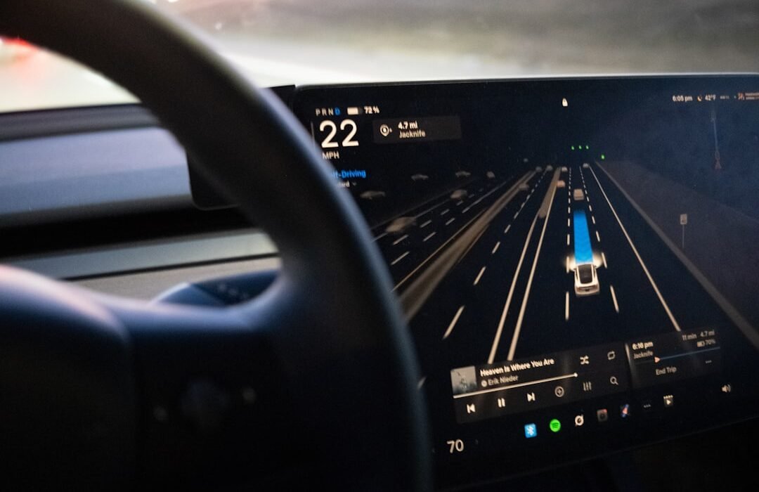 Tesla FSD: 10 δισ. μίλια — τι σημαίνει πραγματικά
