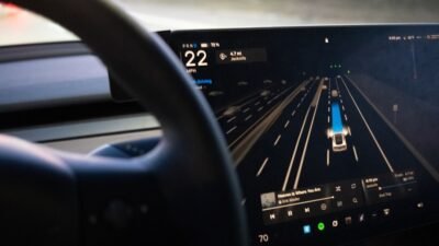 Tesla FSD: 10 δισ. μίλια — τι σημαίνει πραγματικά