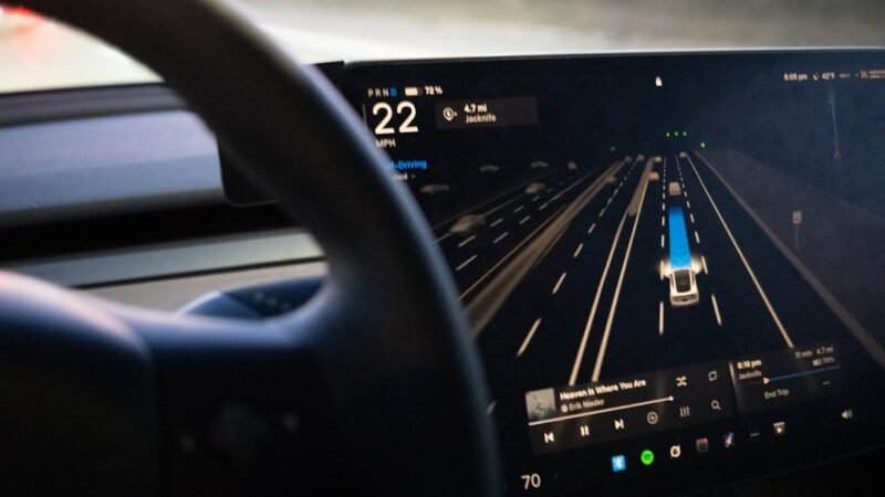 Tesla FSD: 10 δισ. μίλια — τι σημαίνει πραγματικά