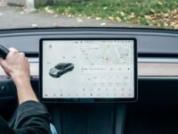 Tesla FSD: Υποχρεωτική αξιολόγηση σε κάθε παρέμβαση οδηγού