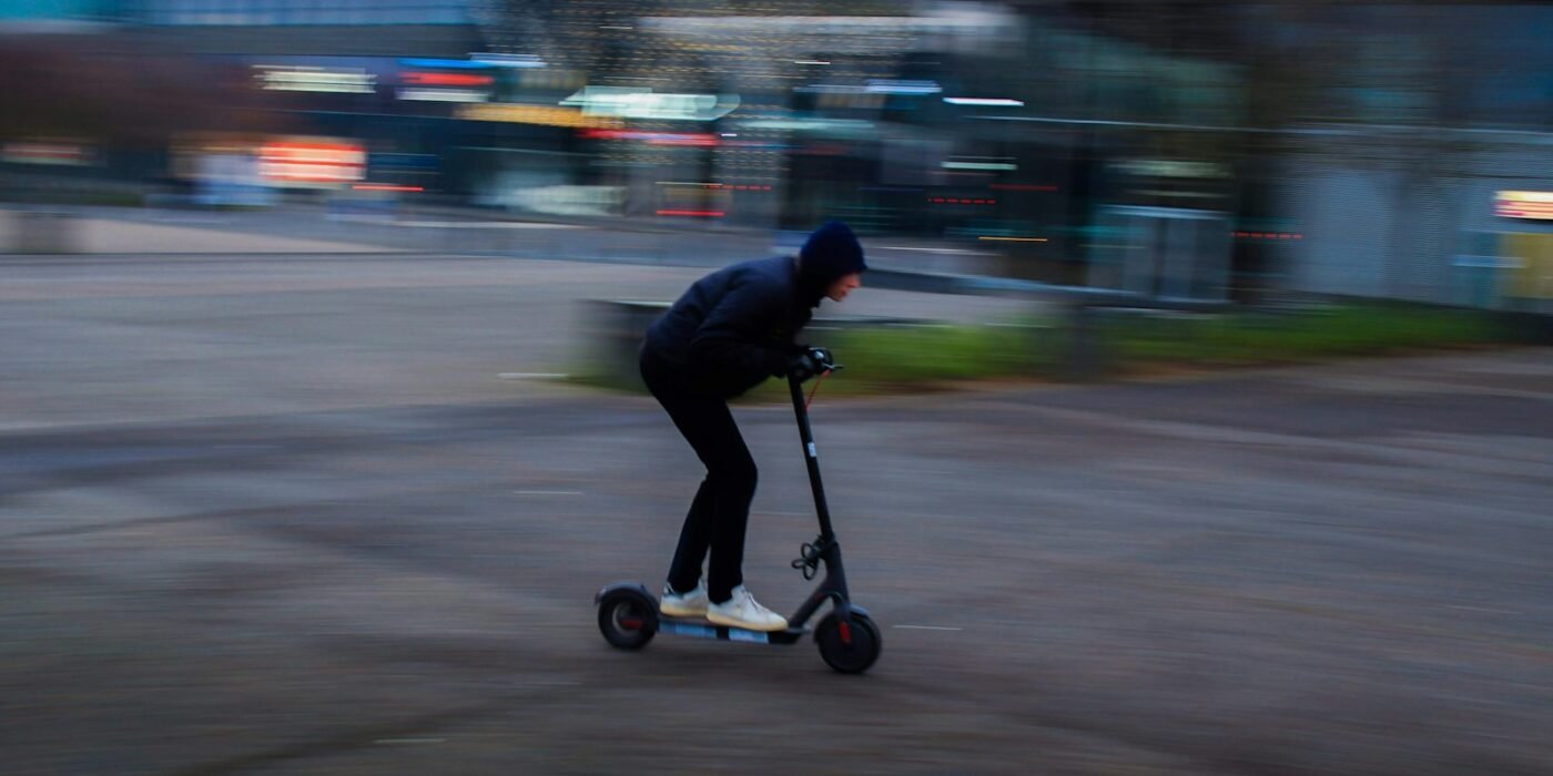 Ηλεκτρικό scooter: Μπορούν να το οδηγήσουν οι έφηβοι; Τι λέει ο νόμος;